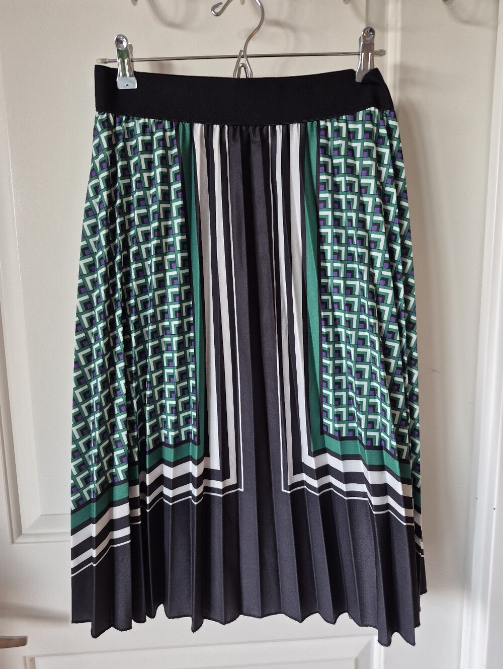 Metro Wear Black and Green Geometric Pleated Midi Skirt